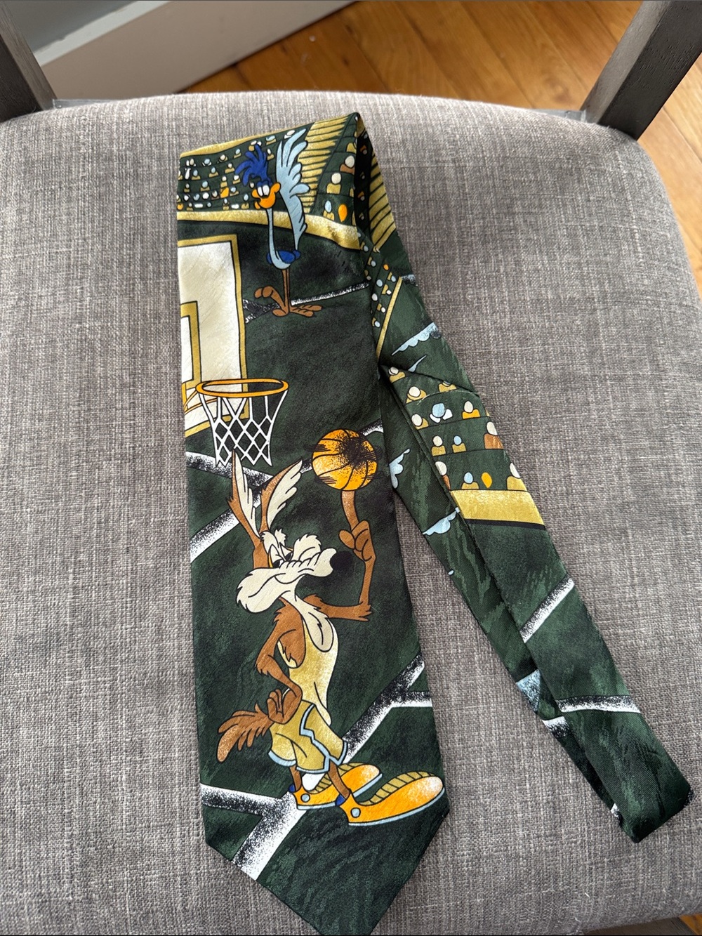 Loony Tunes Road Runner Wile E Coyote Basketball Tie
